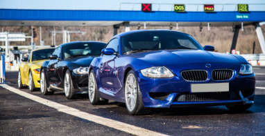 Luxuslimousine und Sportwagen auf der Straße – Autoexport aus Heidelberg Luxuslimousine und Sportwagen auf der Straße – Autoexport aus Heidelberg